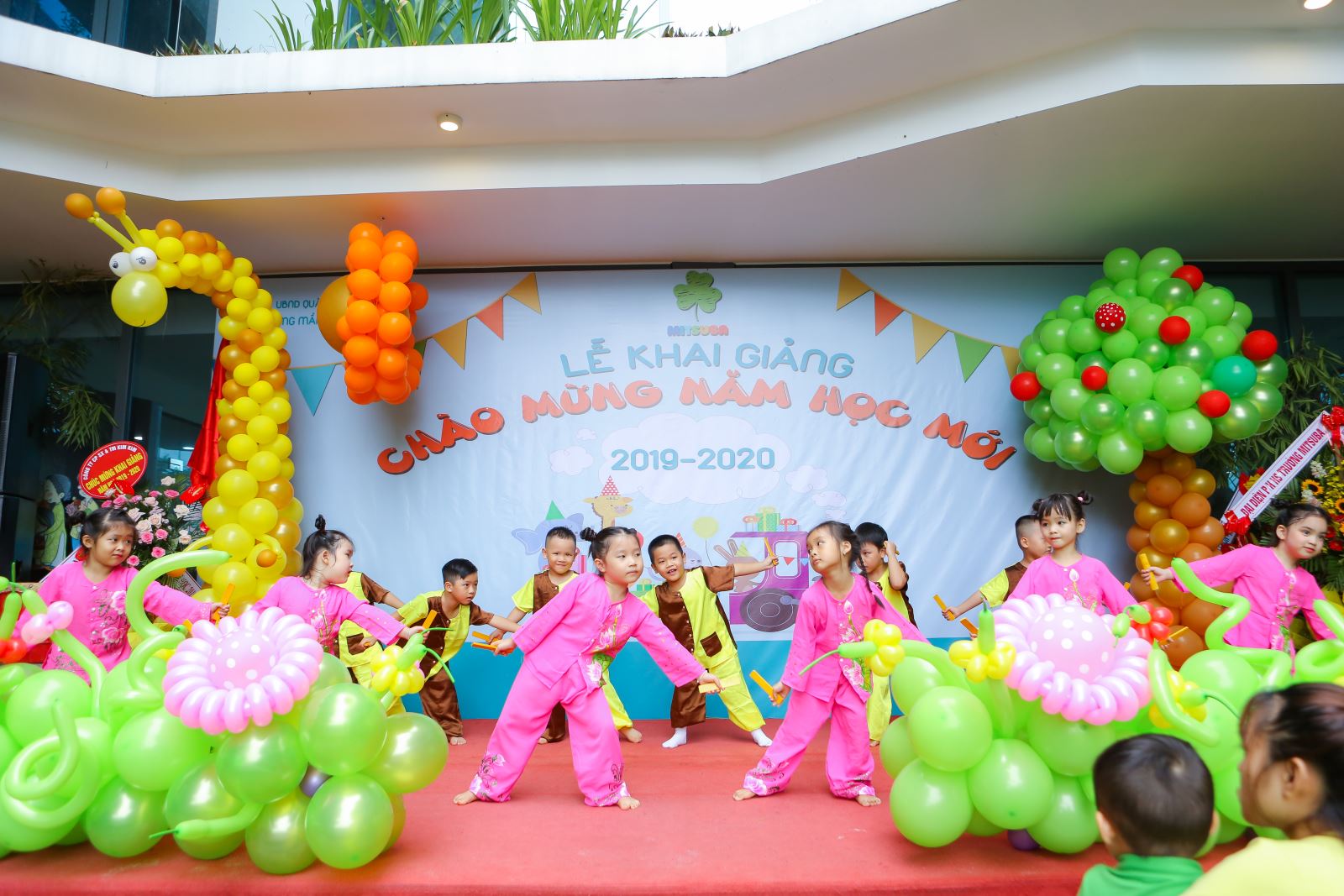 Những tiết mục văn nghệ từ các Lớp đã làm cho bầu không khí của buổi Khai giảng thêm rộng ràng